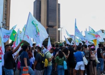 Em Brasília, estudante fazem ato em frente ao Banco Central pedindo queda na taxa de juros