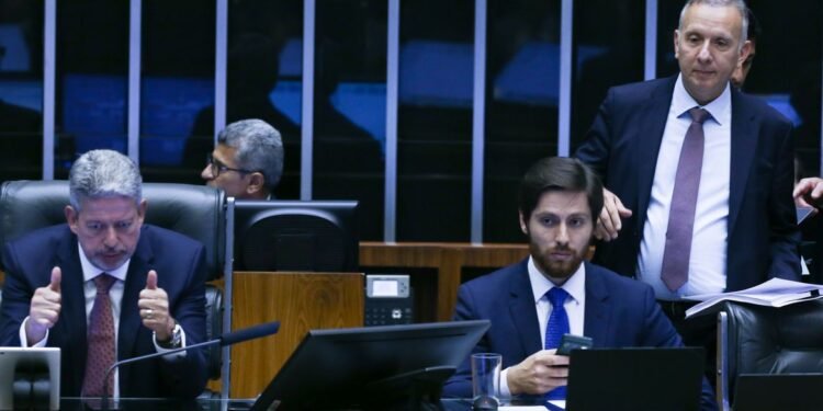 PEC da reforma tributária é aprovada na Câmara