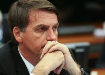 Salário de Bolsonaro no PL, MP pede suspensão do salário