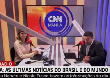 Teto da CNN cai, apresentadores levam susto