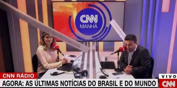 Teto da CNN cai, apresentadores levam susto