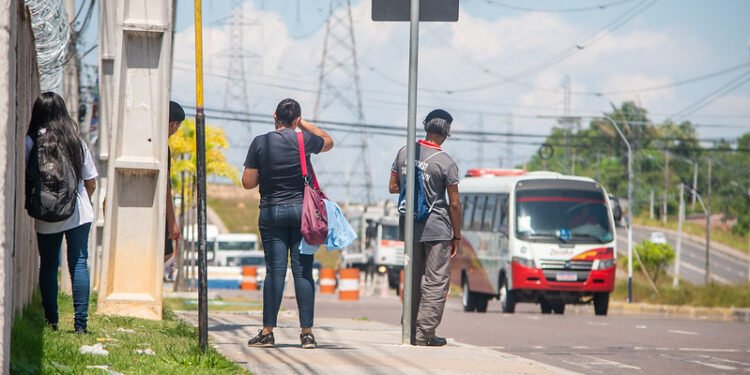 falta de cobertura em paradas de ônibus na avenida das Torres
