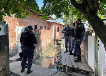 Suspeito de comercializar drogas em beco é baleado na Zona Sul