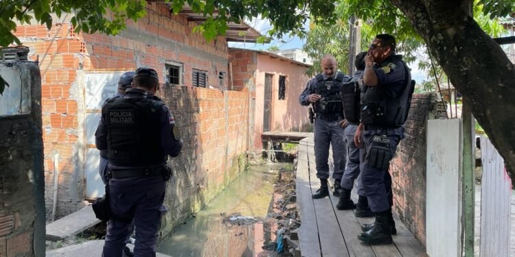 Suspeito de comercializar drogas em beco é baleado na Zona Sul