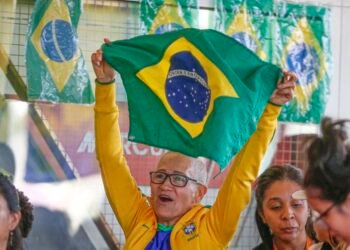 Entrada de Marta na Seleção Brasileira é ovacionada pela torcida
