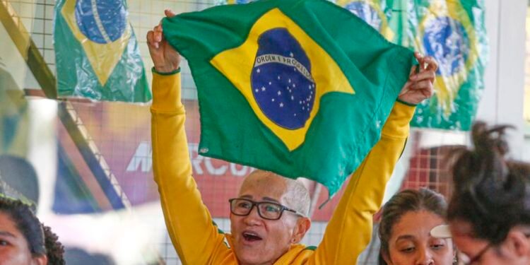 Entrada de Marta na Seleção Brasileira é ovacionada pela torcida