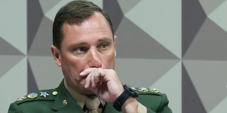 ‘Não cometeu crime’, justifica Procuradoria que pede arquivamento de ação da CPMI contra Mauro Cid