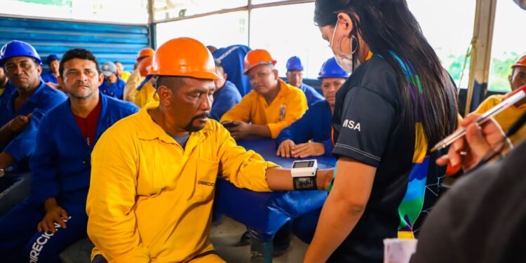 Em alusão ao ‘Dia do Homem’, trabalhadores do canteiro de obras na zona Oeste recebem atendimento médico