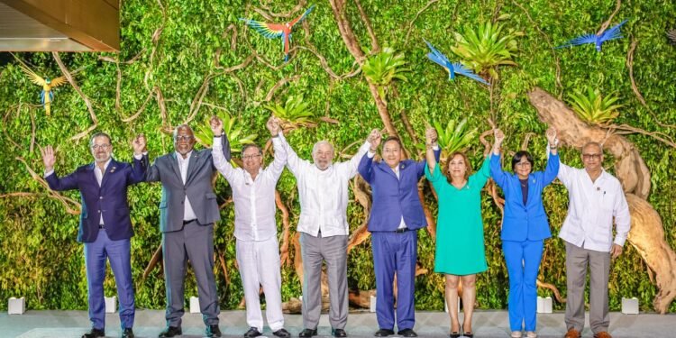 Presidente-Lula-com-integrantes-da-cupula-da-Amazonia