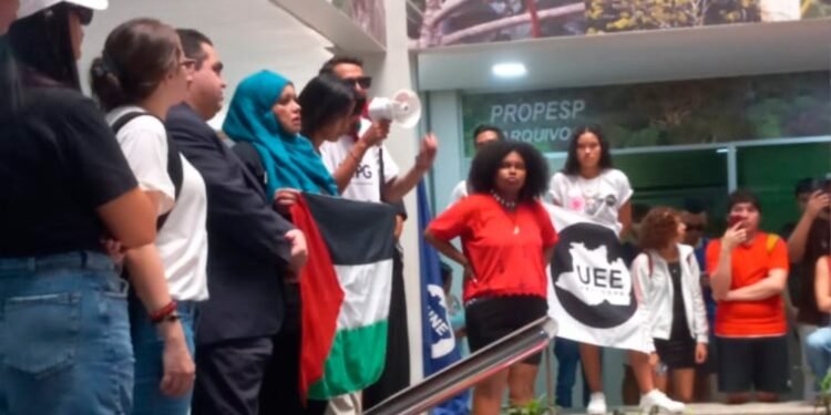 manifestação ufam contra reitoria