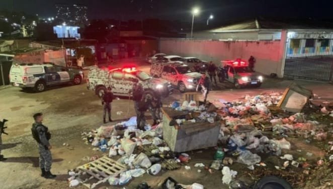 Corpo esquartejado é encontrado em lixeira viciada no Petrópolis