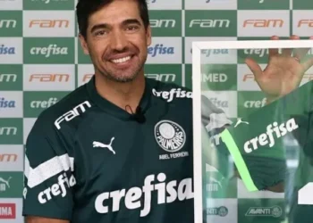 abel-ferreira-recebe-camisa-pela-marca-de-200