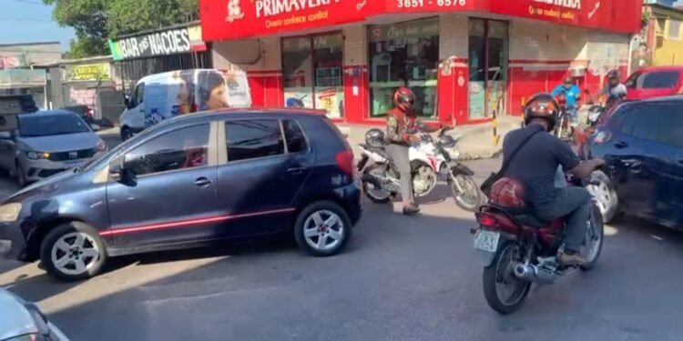 cruzamento sem faixa de pedestre e sinalização