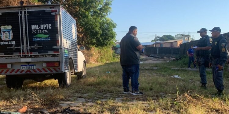 Placa escrita com sangue é deixada ao lado de corpo em terreno baldio, em Manaus