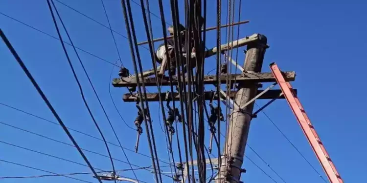 homem-em-cima-de-um-poste