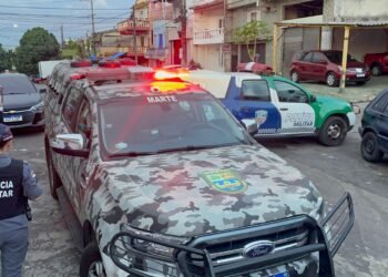 Homem é detido em veículo com placa adulterada, drogas e artefato explosivo, no Educandos