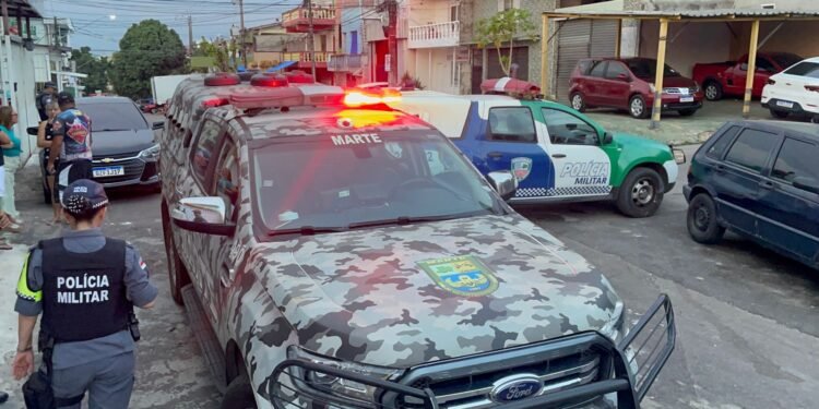 Homem é detido em veículo com placa adulterada, drogas e artefato explosivo, no Educandos