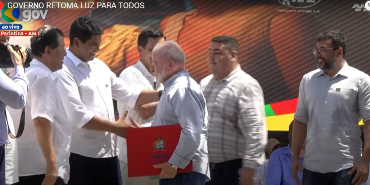 Lula agrega no mesmo palco desavenças políticas do Amazonas; clima quente nos bastidores
