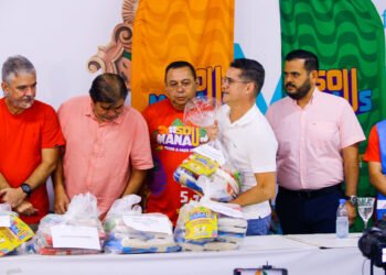 #SouManaus 2023: prefeito celebra sucesso social e faz entrega simbólica de 102 toneladas de alimentos
