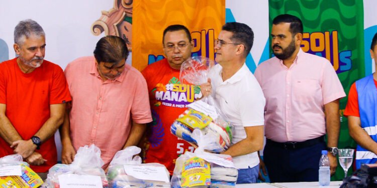 #SouManaus 2023: prefeito celebra sucesso social e faz entrega simbólica de 102 toneladas de alimentos