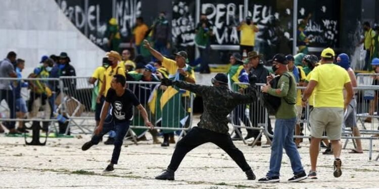 Falta um voto para plenário virtual do STF condenar mais 5 golpistas do 8 de janeiro