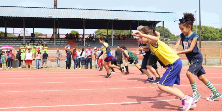 Estudantes com deficiência participam de competição esportiva em Manaus