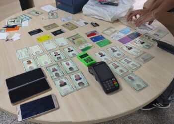 Em posse de diversos documentos falsos, dupla de estelionatários é presa em Manaus