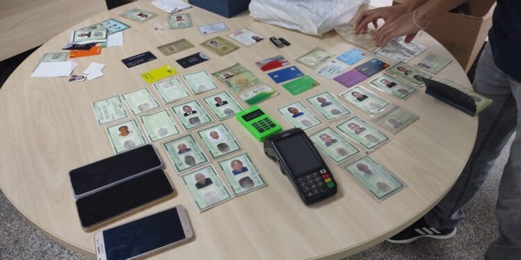 Em posse de diversos documentos falsos, dupla de estelionatários é presa em Manaus