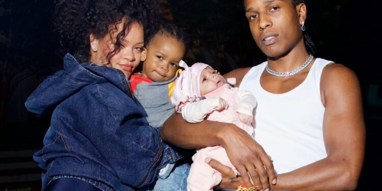 Rihanna e A$AP com seus dois filhos