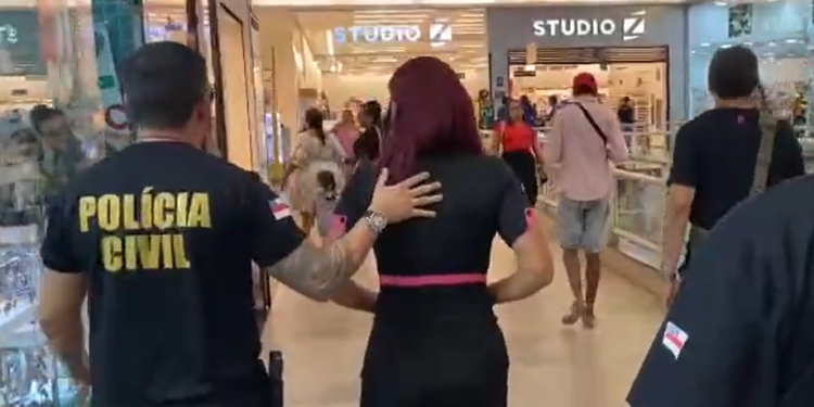 Suspeita de arquitetar roubo contra a loja