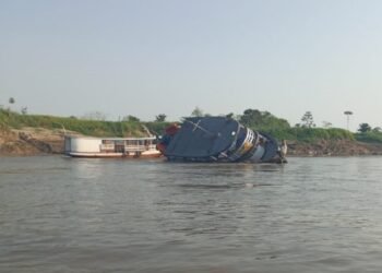 Ventania faz barco naufragar em Boa Vista do Ramos