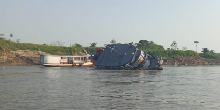 Ventania faz barco naufragar em Boa Vista do Ramos