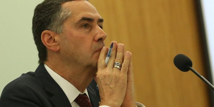 ‘A Constituição não tem dono’, afirma Barroso ao negar crise institucional