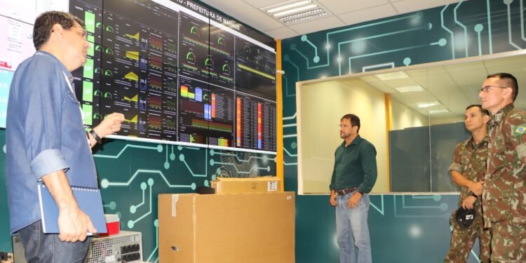 ​Exército brasileiro visita Prefeitura para conhecer tecnologia do datacenter de Manaus