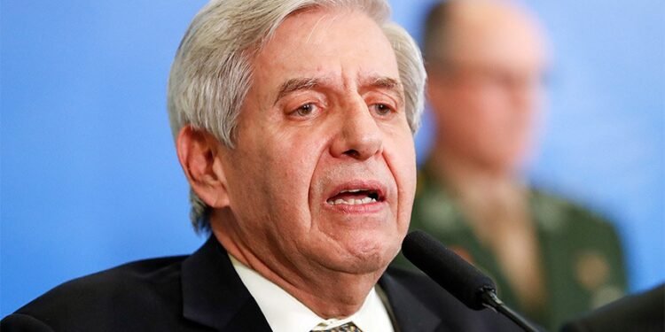 Ministro Zanin autoriza general Heleno a ficar em silêncio na CPMI de 8 de janeiro