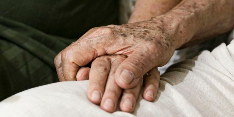 Número de casos de Alzheimer deve superar 2,4 milhões; falta de diagnósticos preocupa especialistas