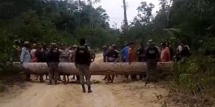 policias-encurralados