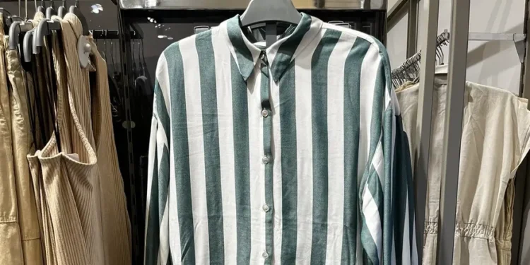 riachuelo recolhe roupas semelhantes a uniformes nazistas