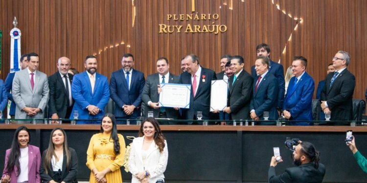 Cercado da família e aliados, senador Omar Aziz recebe título de cidadão amazonense