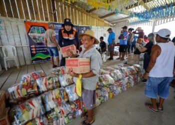 Operação Estiagem: Governo  envia 6 mil cestas básicas para comunidades ribeirinhas de seis municípios do AM