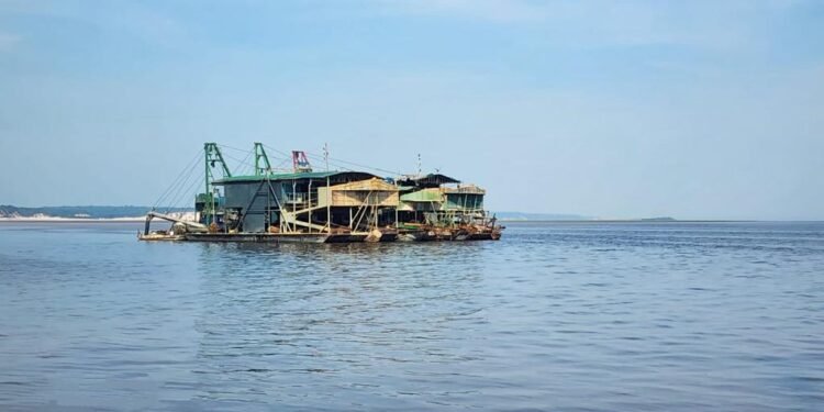 Estaleiro é multado em R$ 200 mil por prestar reparos em dragas de garimpo