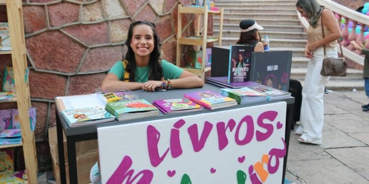 Malu Lira realiza tarde de autógrafos com livros sobre educação financeira para crianças