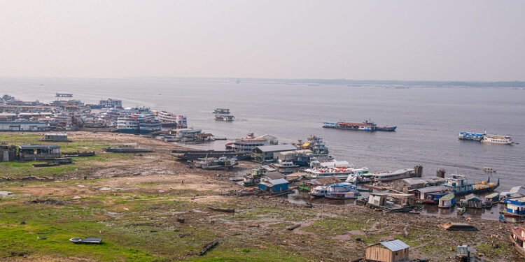O Rio Negro agora está apenas a 1,27 metro de alcançar a cota mínima de 2010