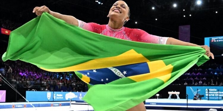 Rebeca Andrade supera Biles e conquista bicampeonato do salto no Mundial de Ginástica Artística