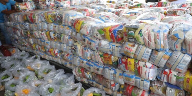 Governo do AM coordena ajuda humanitária para mais de mil famílias afetadas pela estiagem em Tefé