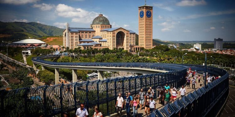 Turismo religioso: cerca de 250 mil pessoas devem passar por Aparecida no feriado