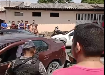 Homem em veículo roubado desobedece ordem de parada e provoca engavetamento, em Manaus