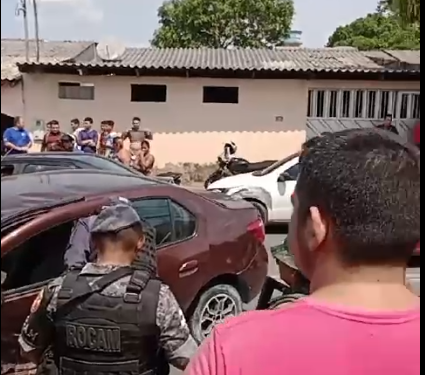 Homem em veículo roubado desobedece ordem de parada e provoca engavetamento, em Manaus