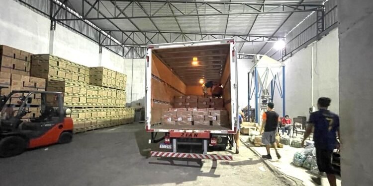 Foto de carregamento com alimentos vencidos