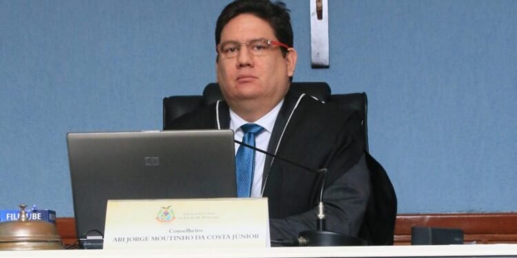 TCE-AM aceita pedido de afastamento contra Ari Moutinho após agressão à Yara Lins